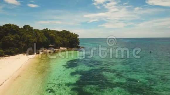 在热带岛屿上鸟瞰美丽的海滩菲律宾安达地区视频的预览图