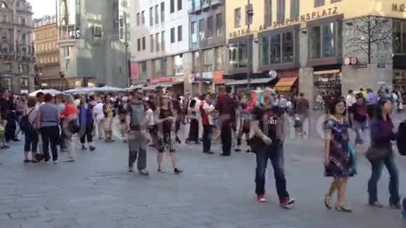 在维也纳散步的人视频的预览图