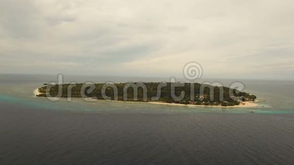 在热带岛屿上鸟瞰美丽的海滩菲律宾帕米拉坎视频的预览图