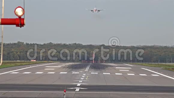 飞机降落在杜塞尔多夫机场视频的预览图