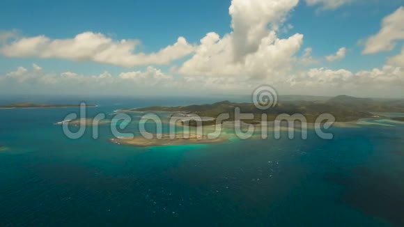 鸟瞰热带泻湖大海沙滩热带岛屿菲律宾西亚高视频的预览图