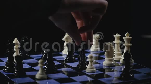 棋盘和棋子游戏黑色背景视频的预览图