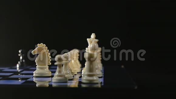 黑色背景下的棋盘和棋子游戏视频的预览图