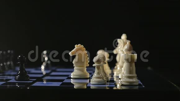 黑色背景下的棋盘和棋子游戏视频的预览图