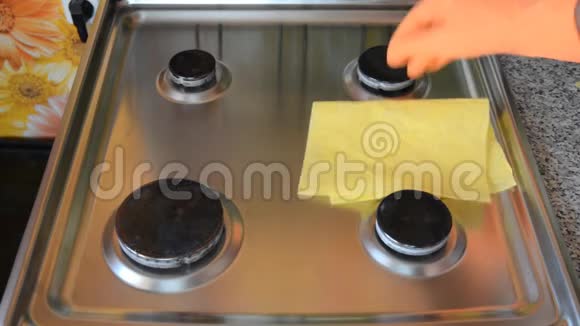 一个男人洗一个家庭炉子视频的预览图
