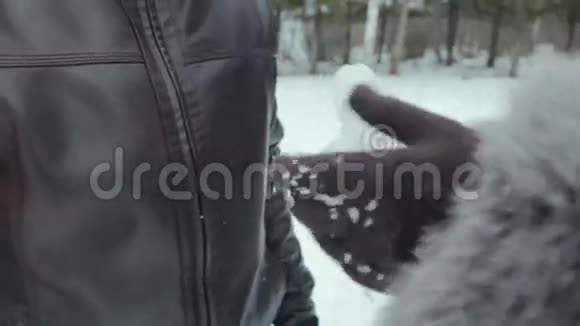 冬天有雪心的女人的手视频的预览图
