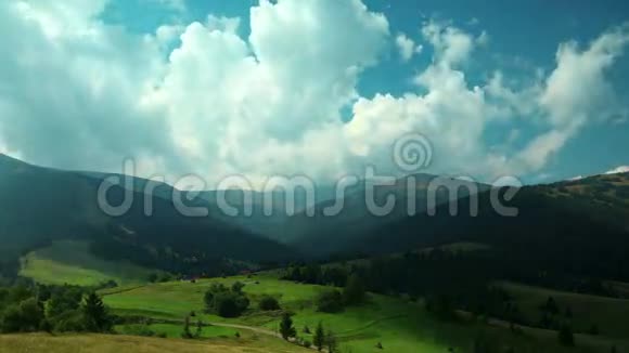 云层和美丽的绿色田野的时间流逝视频的预览图
