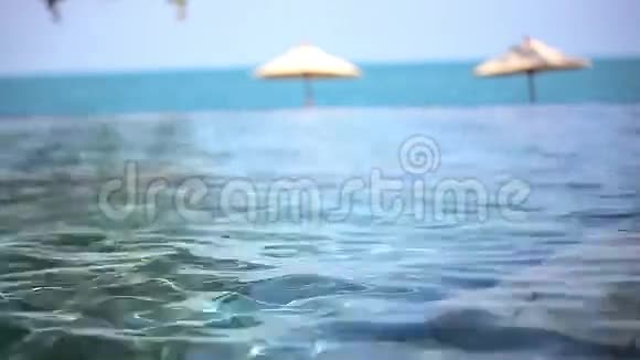 靠近大海的游泳池科岛视频的预览图