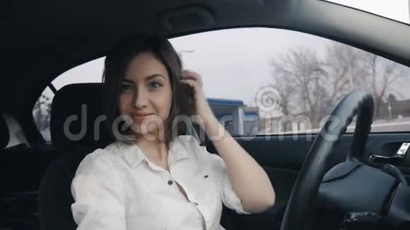 漂亮的黑发女孩开着车视频的预览图