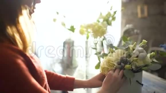 花匠女孩做花的构图视频的预览图