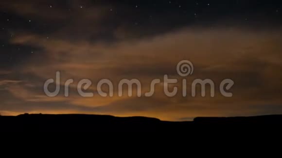 沙漠岩石和飞机在夜间视频的预览图