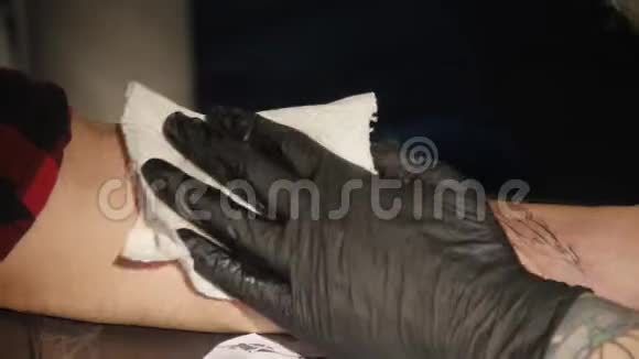 纹身师在工作室做纹身纹身在身体上视频的预览图