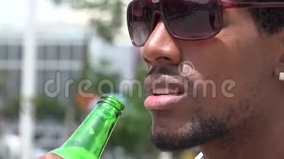 男人男人啤酒酒精视频的预览图