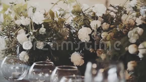 奢华典雅的婚礼餐桌视频的预览图