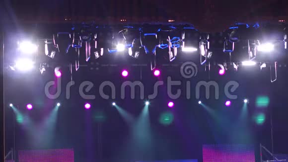 舞台灯光背景舞台灯光和烟雾视频的预览图