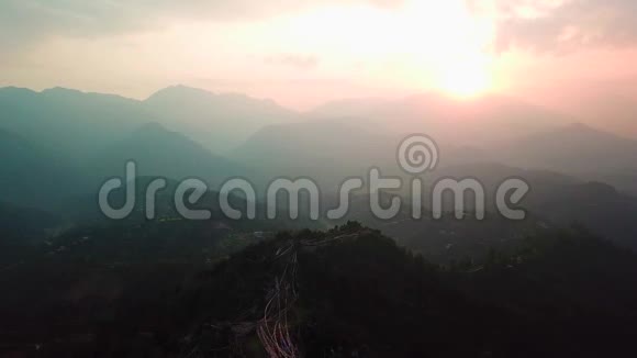 尼泊尔喜马拉雅山山谷上方日落视频的预览图