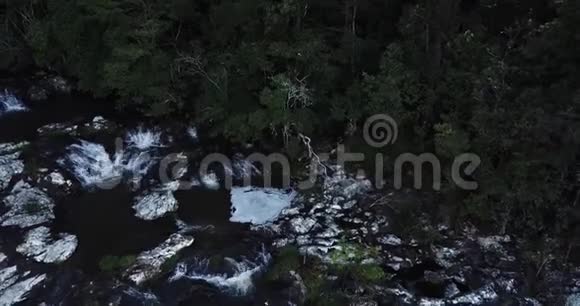 斯普林布鲁克国家公园的普林布鲁克瀑布视频的预览图