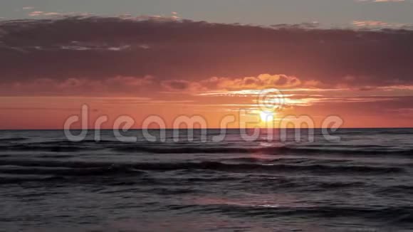 日落日出在波罗的海海滩拉脱维亚视频的预览图