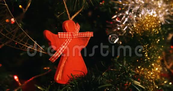 圣诞树上的装饰视频的预览图