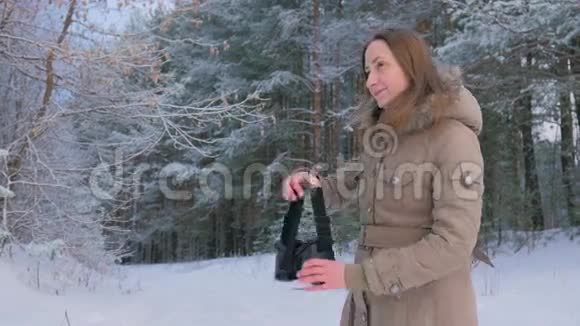 冬天森林里戴虚拟现实眼镜的女人视频的预览图