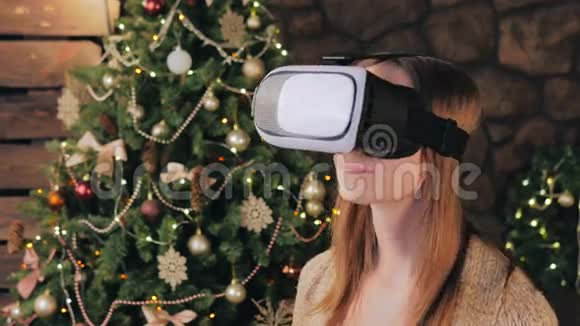 使用虚拟现实眼镜的年轻女性视频的预览图
