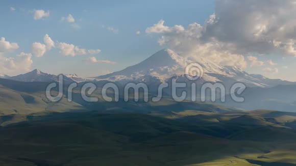 高加索山脉的夏天云在山峰上的形成和运动视频的预览图