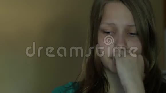 沮丧的少女独自哭泣4KUHD视频的预览图