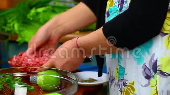 准备食物的女人视频的预览图
