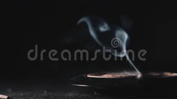 黑色背景上的烟雾抽象视频的预览图