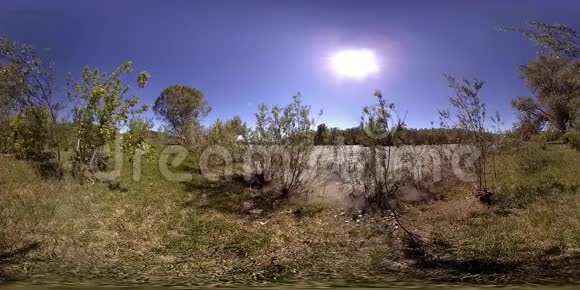 在美丽的山林景观中河流在岩石上流动的虚拟现实视频的预览图