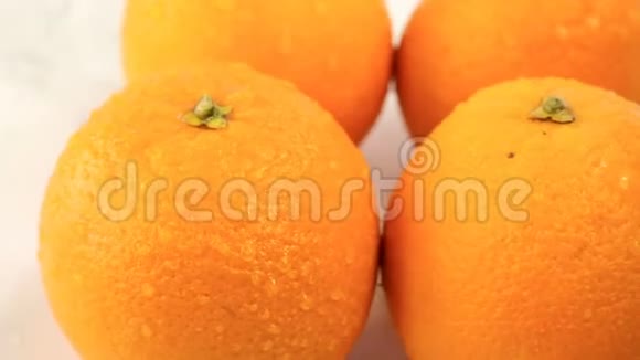 新鲜的柑橘类水果旋转关于健康食品和饮食概念的视频片段旋转的湿橙子上面有水滴视频的预览图