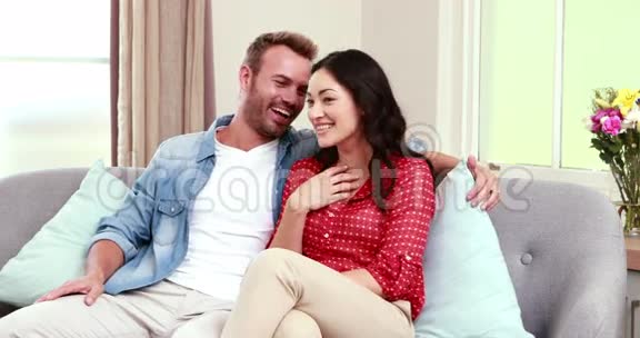 幸福的夫妻坐在沙发上视频的预览图