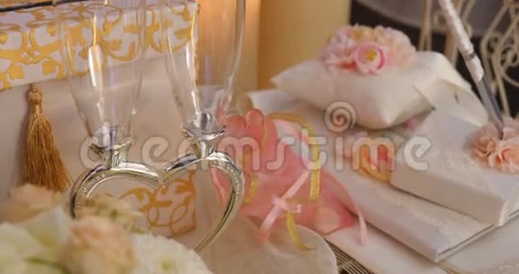 餐桌上的婚礼装饰品视频的预览图