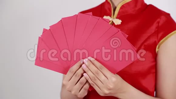 中国新年快乐概念手捧信封视频的预览图