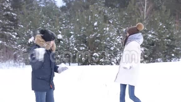 冬天森林里的一对年轻漂亮的夫妇拥抱视频的预览图
