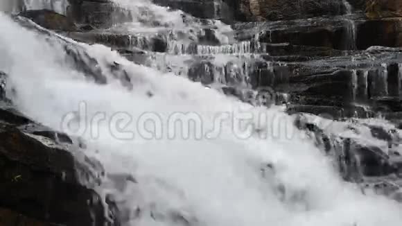 美丽的瀑布视频的预览图