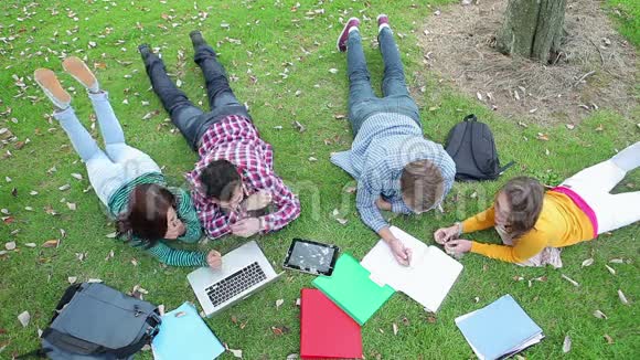 学生们一起在草地上学习视频的预览图