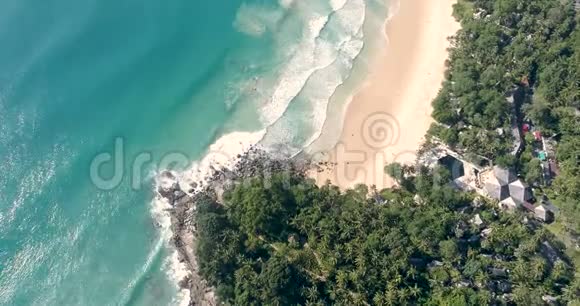 鸟瞰天堂海滩和绿松石海视频的预览图