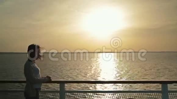 日出游船甲板上的女子剪影视频的预览图