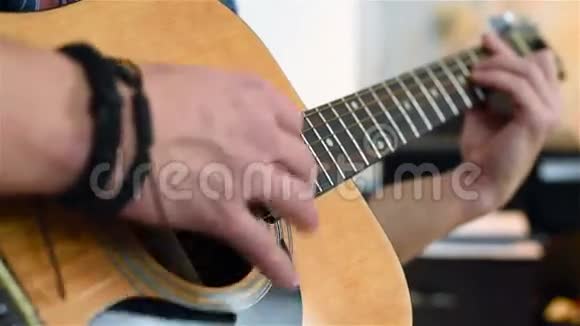 男子演奏吉他视频的预览图