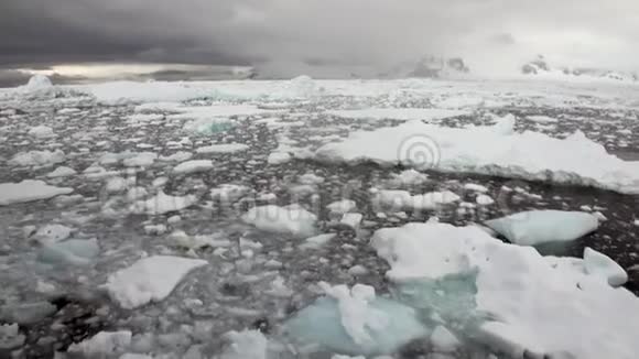 南极海洋冰川冰山运动和雪海岸线视频的预览图