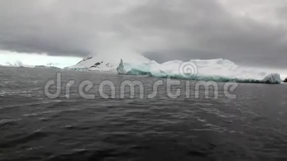 南极洲海洋中的冰雪运动和雪岸线视频的预览图
