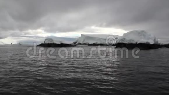南极洲海洋中的雪海岸线和冰运动视频的预览图