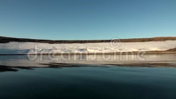新地球上北冰洋海岸的雪和水视频的预览图