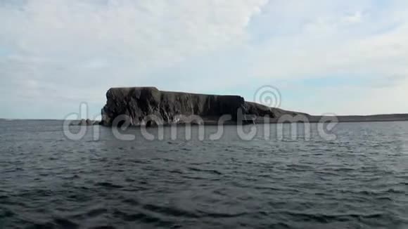 新地球瓦伊加奇岛北冰洋水面之间的石岩视频的预览图