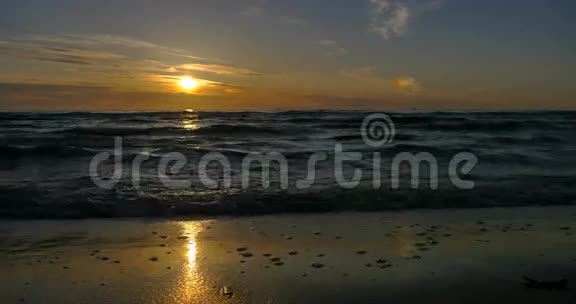 波罗的海海滩日落4k时间视频的预览图