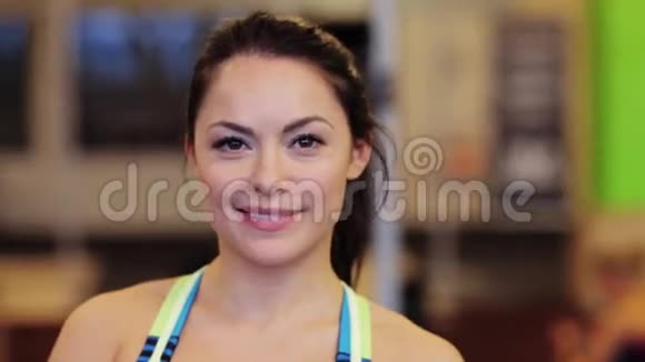 快乐微笑的年轻女子在健身房视频的预览图