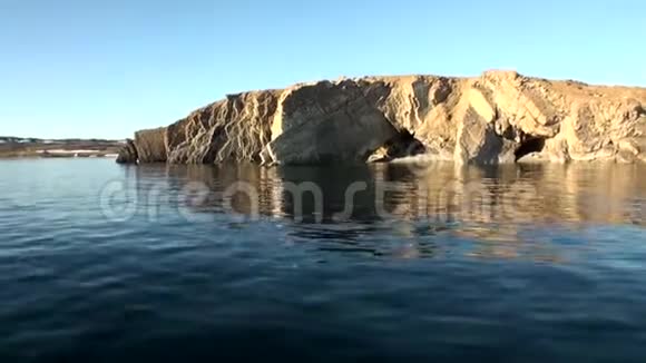 新地球北冰洋水面间的石岩视频的预览图