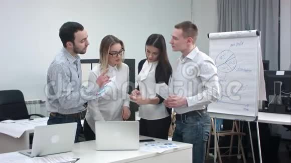 年轻的商业团队在办公室工作视频的预览图