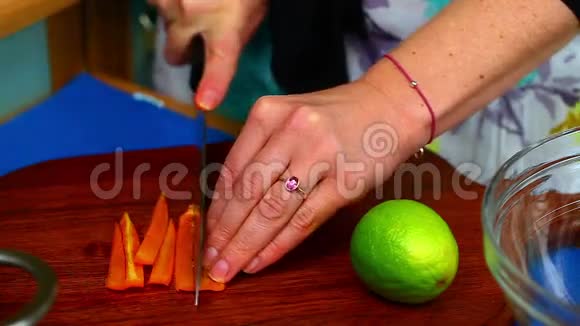 准备食物的女人视频的预览图